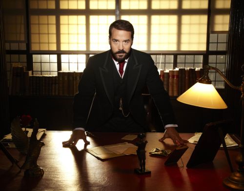 Jeremy Piven as Jarry Selfridge.