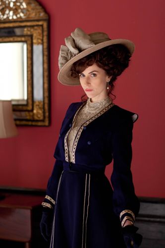 Katherine Kelly as Lady Mae Loxley.