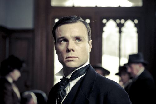 Rupert Evans as Edmund Allingham.