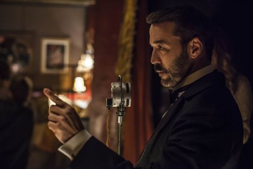 Jeremy Piven as Harry Selfridge.
