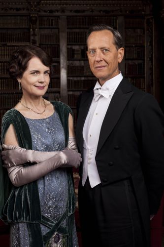 Cora (Elizabeth McGovern) and Simon Bricker (Richard E. Grant).