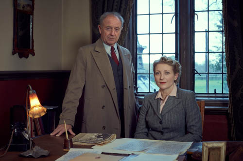 Michael Kitchen as Christopher Foyle and Hermione Gulliford as Elizabeth Addis.