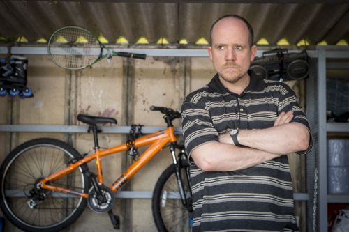 Richard Glover as Simon Price.