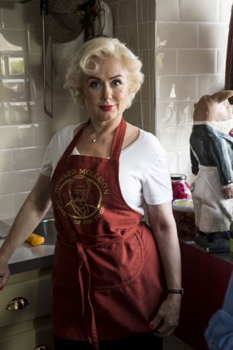 Mo Johnson played by Hetty Baynes.