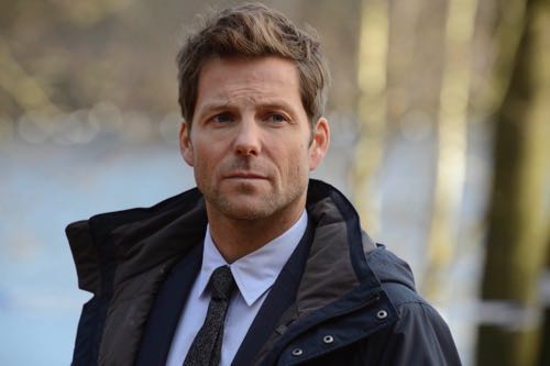 Jamie Bamber as DI Tim Williamson.