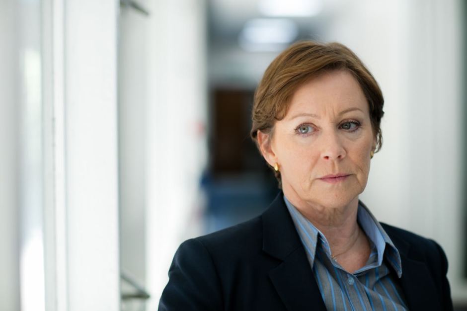 Lindsey Coulson (DCI Michelle Newman).